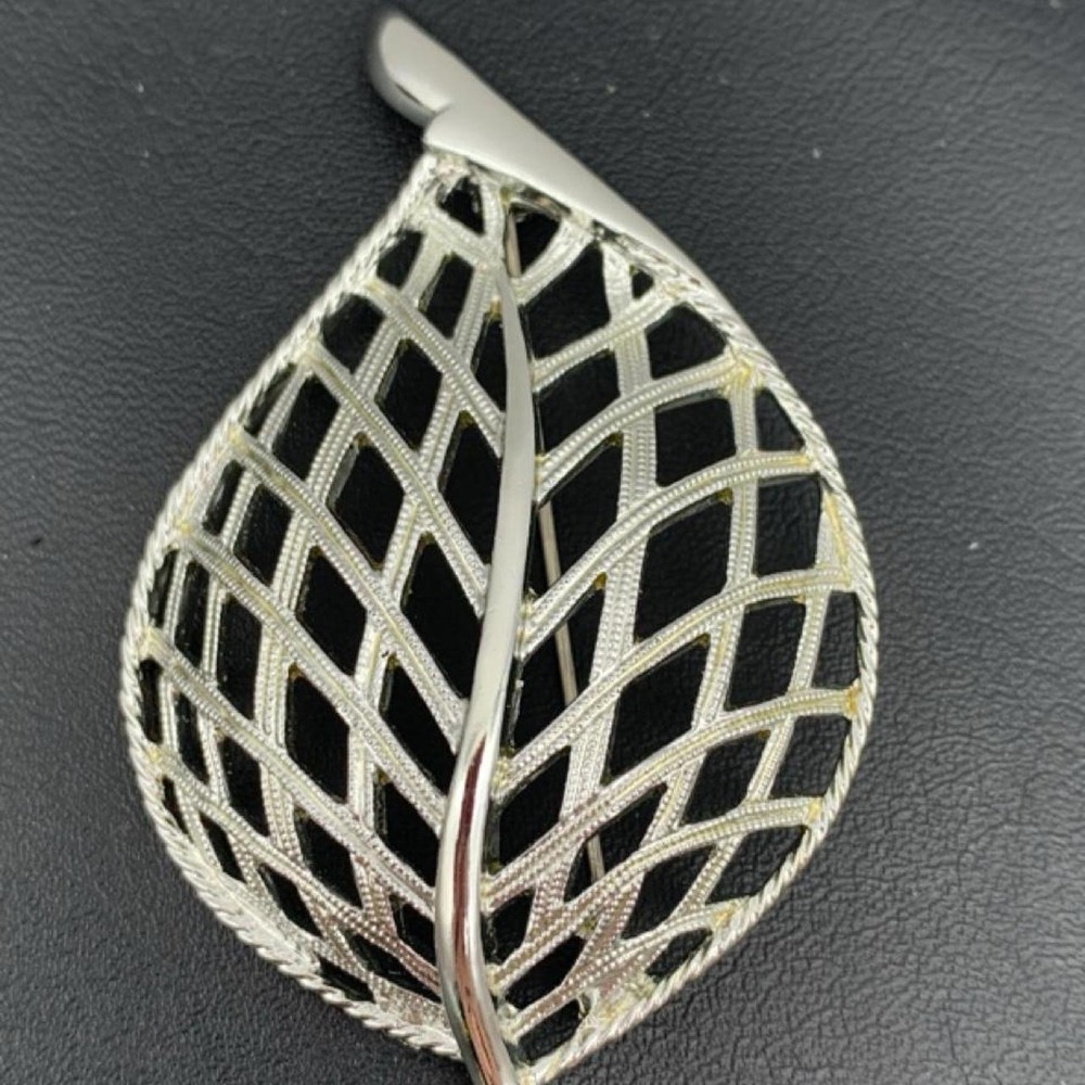 Vintage Sarah Coventry Silver tone leaf brooch
